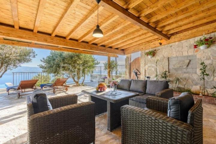 Omiška rivjera  -vila-prizemnica s bazenom