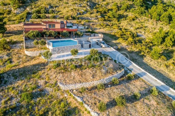 Omiška rivjera  -vila-prizemnica s bazenom