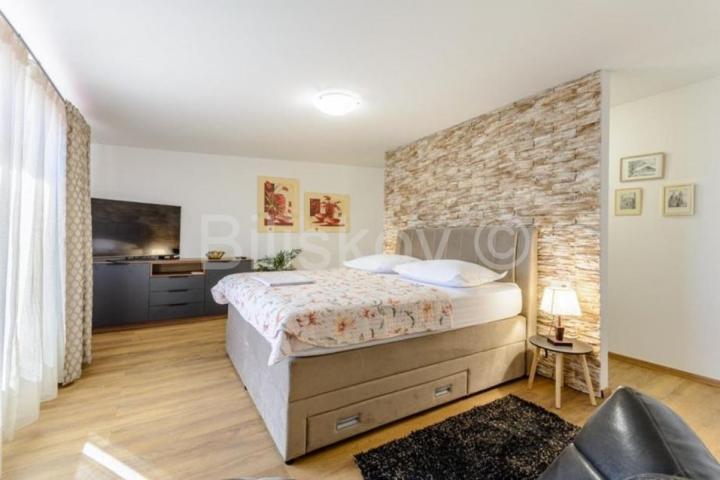 Omiška rivjera  -vila-prizemnica s bazenom