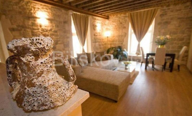 Prodaja, Trogir, palača za investiciju, prvi red do mora