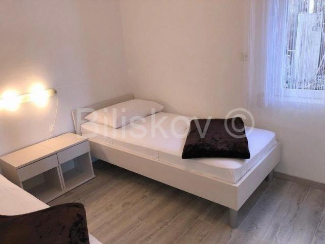 Omiš, prodaja kuća 50 m od mora, 3 stambene jedinice