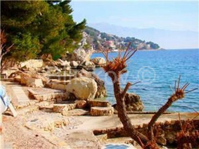 Omiš, prodaja kuća 50 m od mora, 3 stambene jedinice