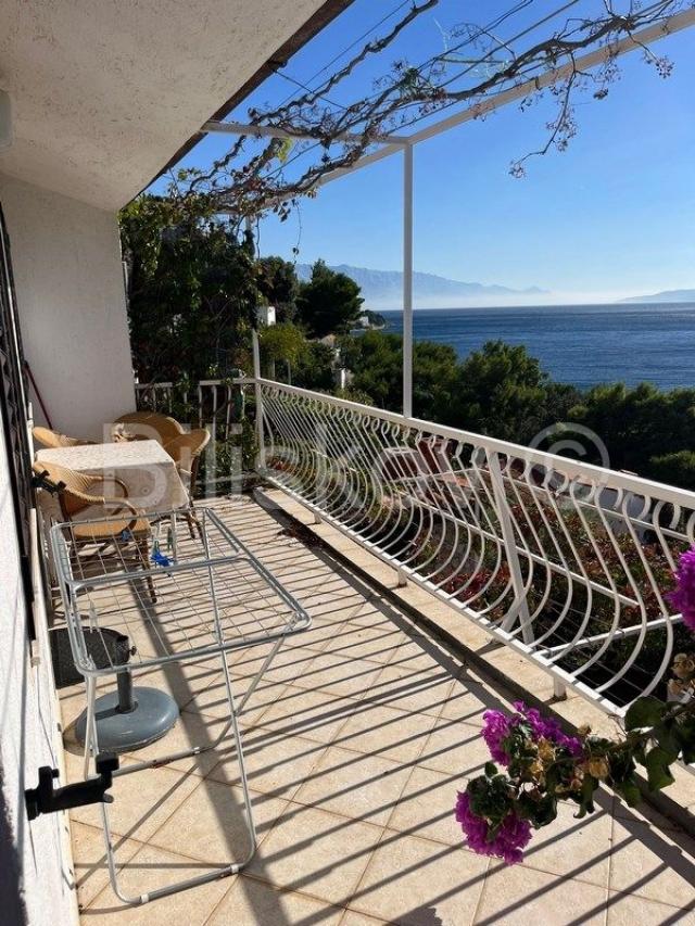 Omiš, prodaja kuća 50 m od mora, 3 stambene jedinice