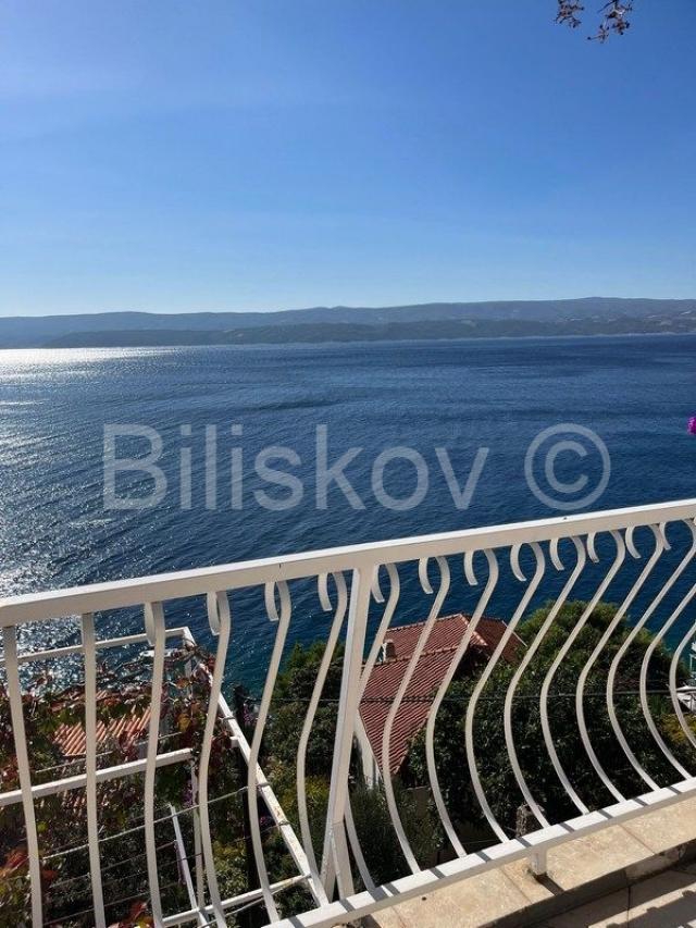 Omiš, prodaja kuća 50 m od mora, 3 stambene jedinice