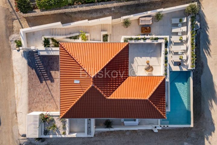 Splitska, vila s bazenom, izgrađena u dalmatinskom stilu