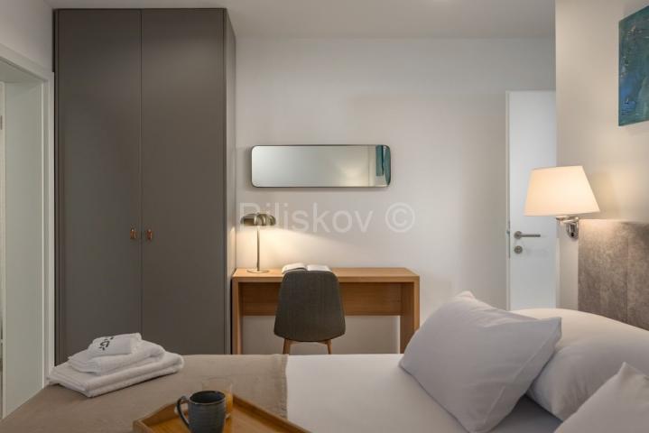 Splitska, vila s bazenom, izgrađena u dalmatinskom stilu
