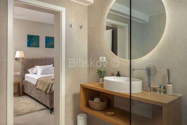 Splitska, vila s bazenom, izgrađena u dalmatinskom stilu
