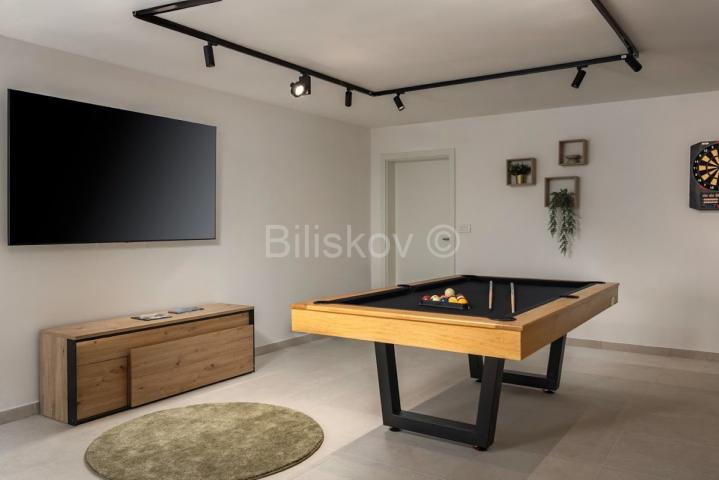 Splitska, vila s bazenom, izgrađena u dalmatinskom stilu