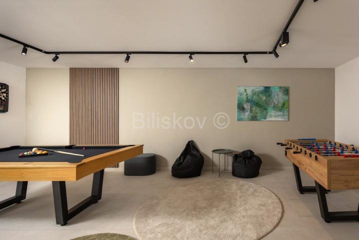 Splitska, vila s bazenom, izgrađena u dalmatinskom stilu