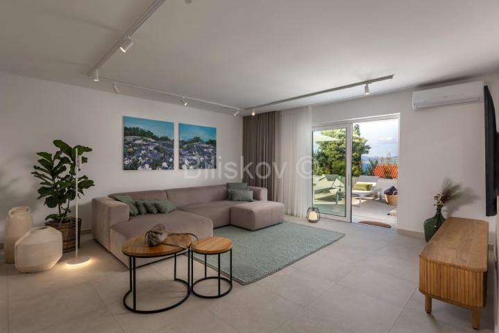 Splitska, vila s bazenom, izgrađena u dalmatinskom stilu