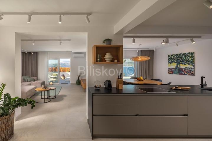 Splitska, vila s bazenom, izgrađena u dalmatinskom stilu