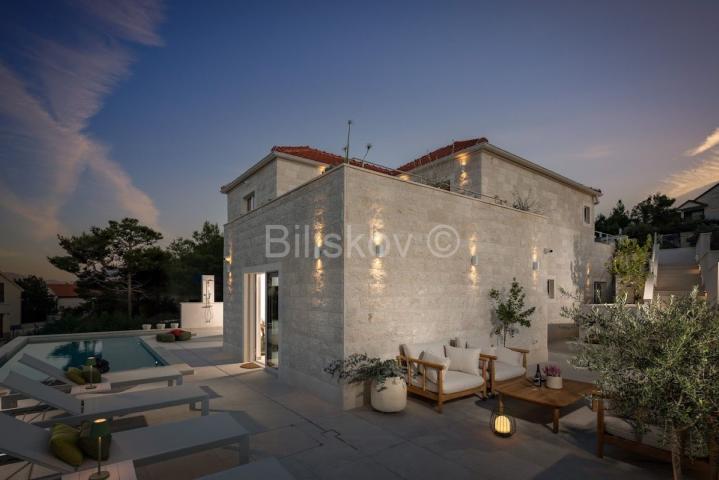 Splitska, vila s bazenom, izgrađena u dalmatinskom stilu
