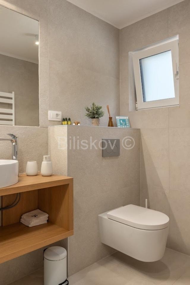 Splitska, vila s bazenom, izgrađena u dalmatinskom stilu