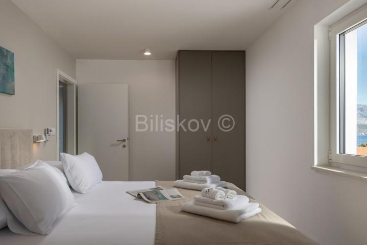 Splitska, vila s bazenom, izgrađena u dalmatinskom stilu