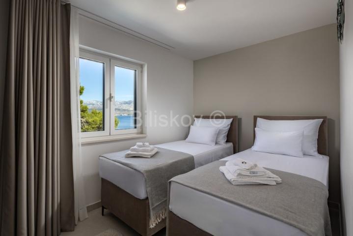Splitska, vila s bazenom, izgrađena u dalmatinskom stilu