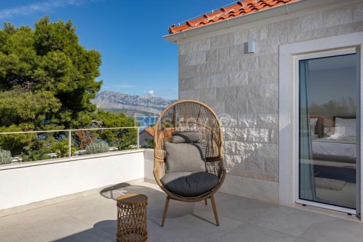 Splitska, vila s bazenom, izgrađena u dalmatinskom stilu
