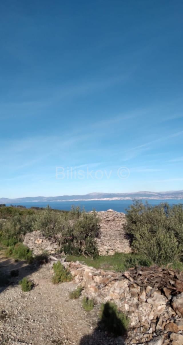 Prodaja, Brač, poljoprivredno zemljište s prekrasnim pogledom