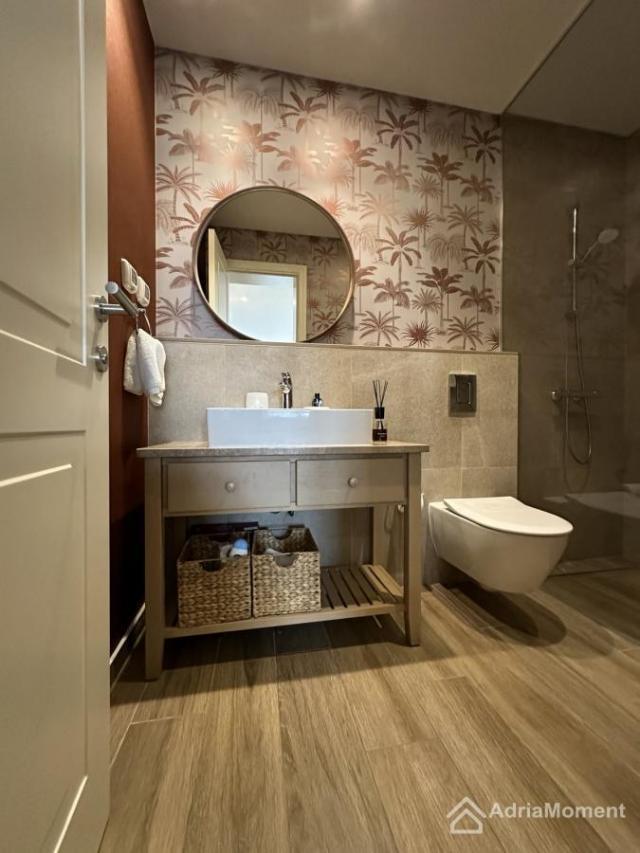 Gotov studio apartman sa dvoristem u Centrale Lustica Bay
