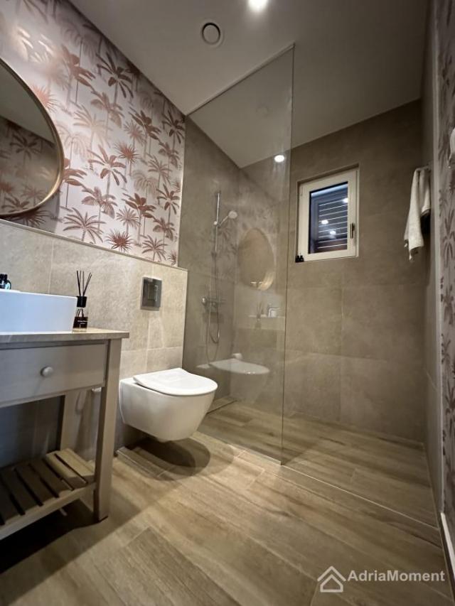Gotov studio apartman sa dvoristem u Centrale Lustica Bay