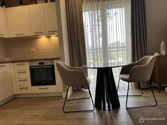 Gotov studio apartman sa dvoristem u Centrale Lustica Bay