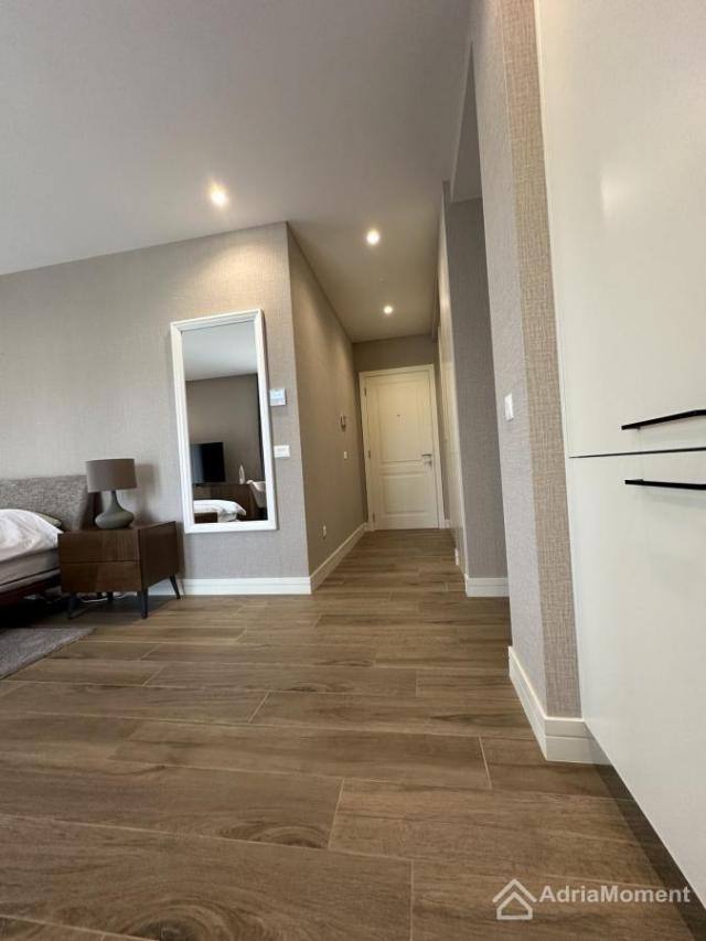 Gotov studio apartman sa dvoristem u Centrale Lustica Bay