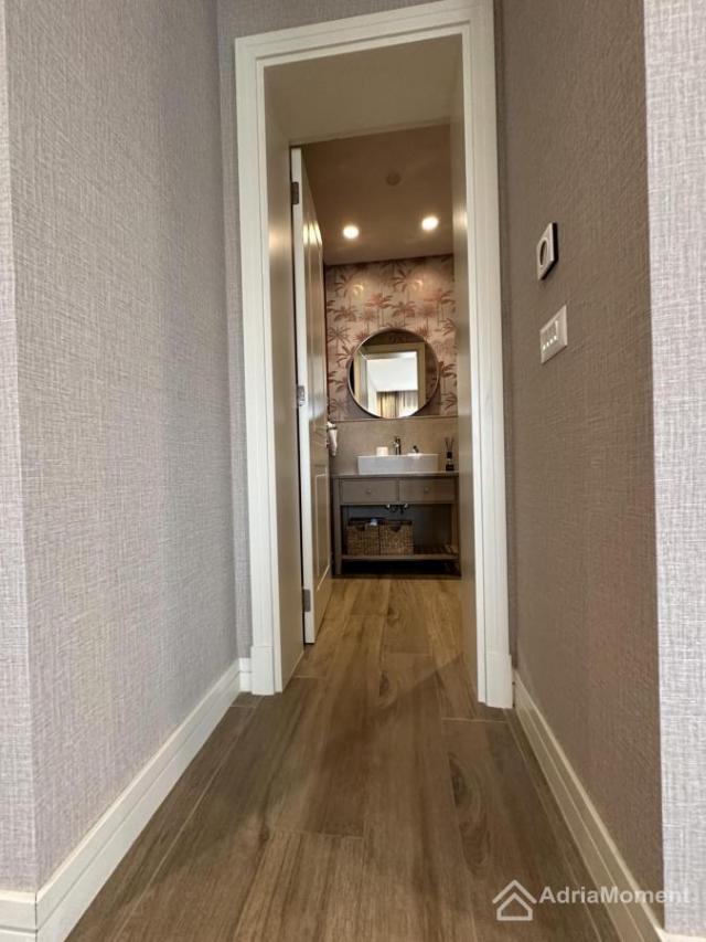 Gotov studio apartman sa dvoristem u Centrale Lustica Bay