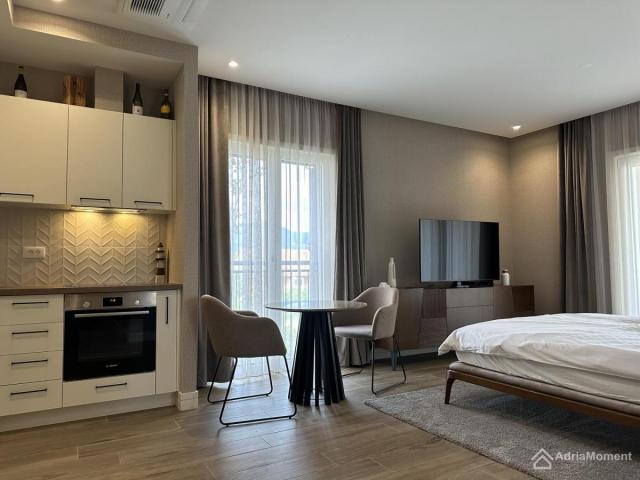 Gotov studio apartman sa dvoristem u Centrale Lustica Bay