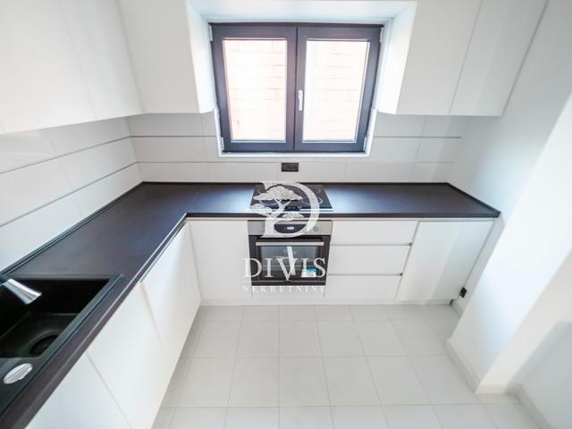 Prodajemo nov, namešten, 3. 0 stan na Senjaku, 84m2, garaža