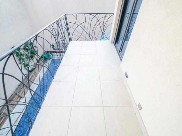 Prodajemo nov, namešten, 3. 0 stan na Senjaku, 84m2, garaža