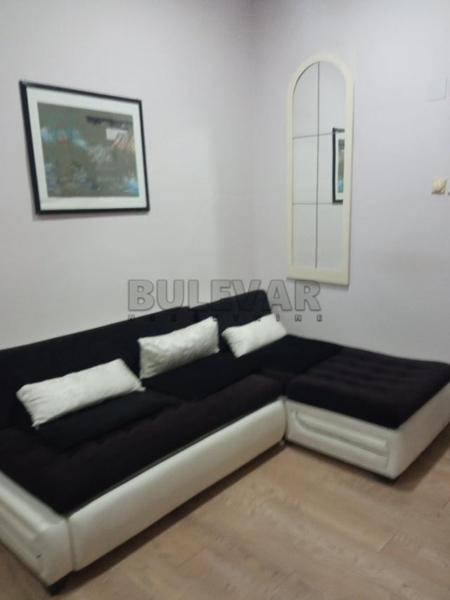 Izdavanje - Stambeno poslovni prostor u Kragujevcu, centar, površina 74 m2, dva ulaza, 