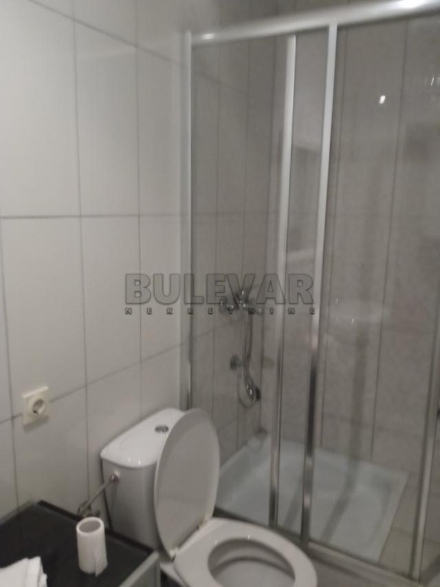 Izdavanje - Stambeno poslovni prostor u Kragujevcu, centar, površina 74 m2, dva ulaza, 