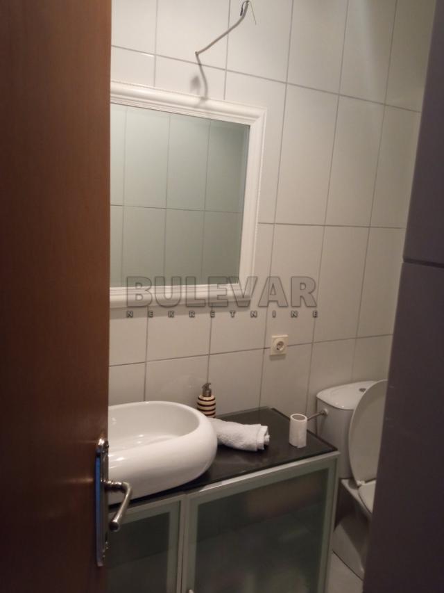 Izdavanje - Stambeno poslovni prostor u Kragujevcu, centar, površina 74 m2, dva ulaza, 