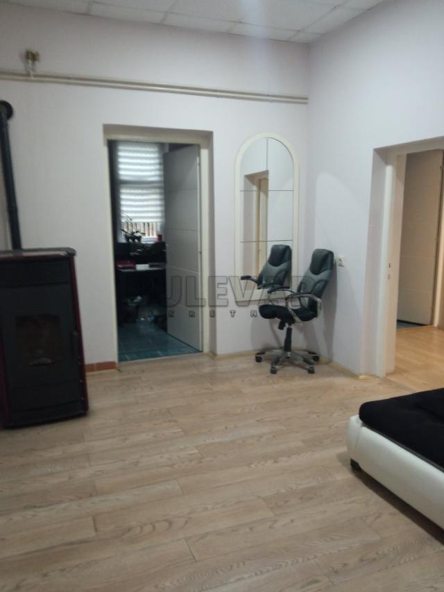 Izdavanje - Stambeno poslovni prostor u Kragujevcu, centar, površina 74 m2, dva ulaza, 