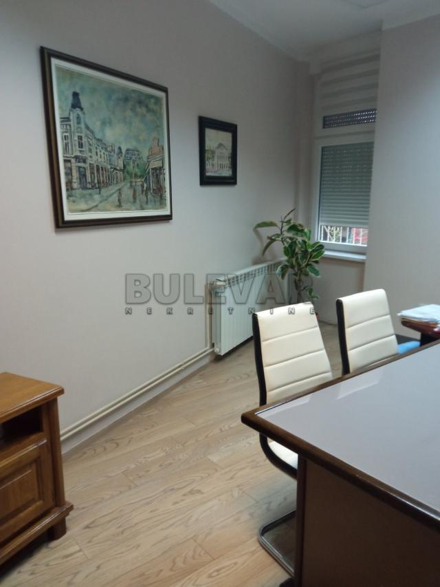 Izdavanje - Stambeno poslovni prostor u Kragujevcu, centar, površina 74 m2, dva ulaza, 