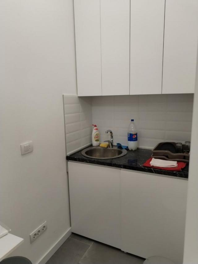Izdavanje poslovnog prostora – Prizemlje, Južni bulevar, Crveni krst