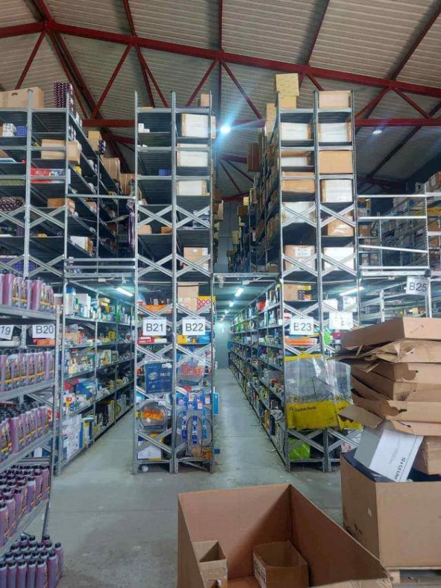 Magacinski prostor na Batajnickom drumu - 1260m2 + 120m2 kancelarije