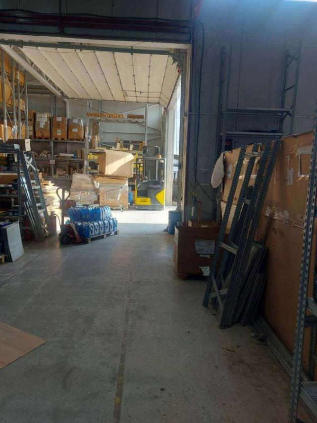 Magacinski prostor na Batajnickom drumu - 1260m2 + 120m2 kancelarije