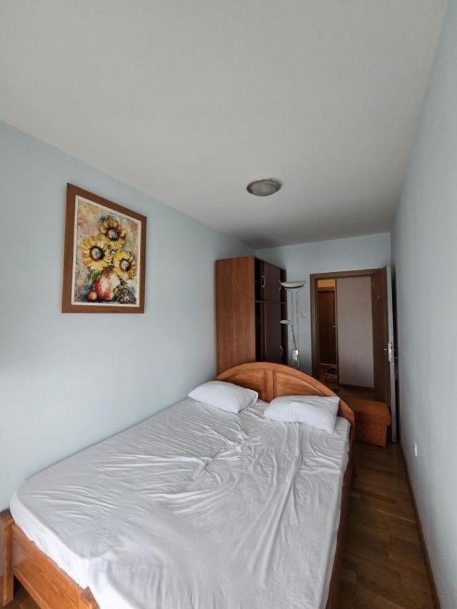 Polunamešten, trosoban stan na odličnoj lokaciji