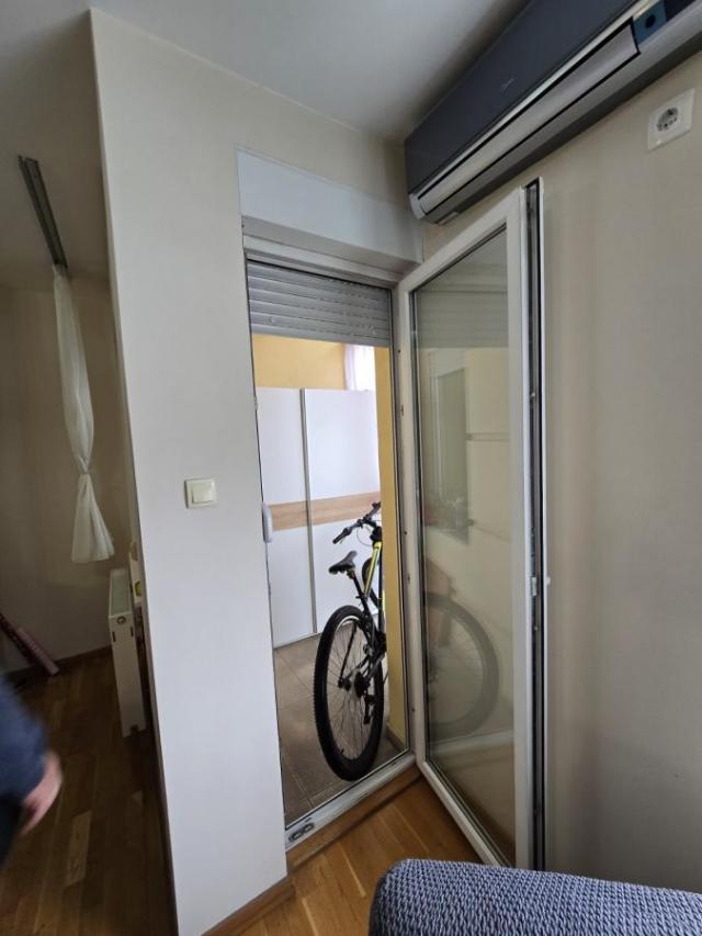 Polunamešten, trosoban stan na odličnoj lokaciji