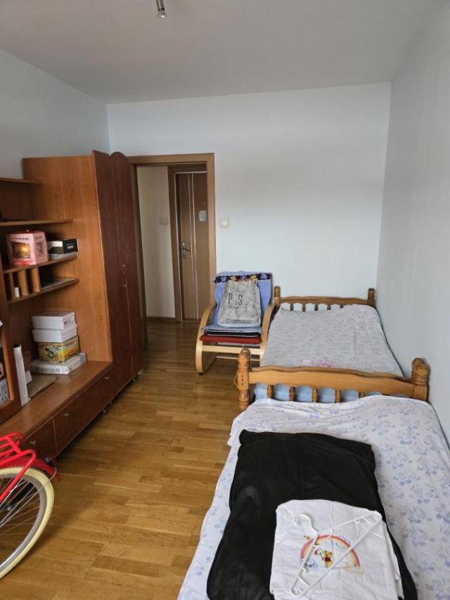 Polunamešten, trosoban stan na odličnoj lokaciji