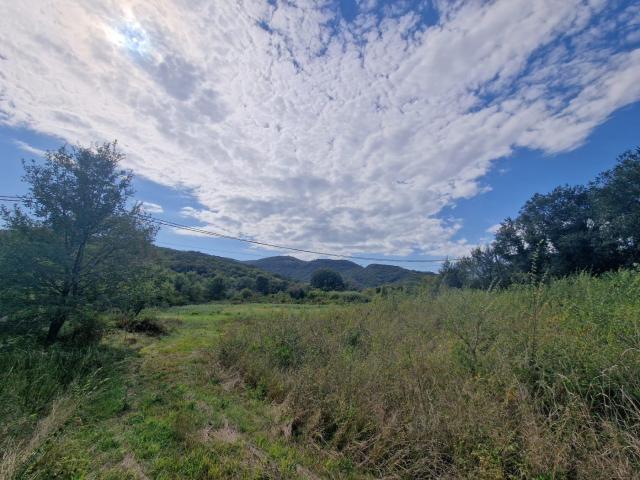 Izdaje se plac od 2000m2