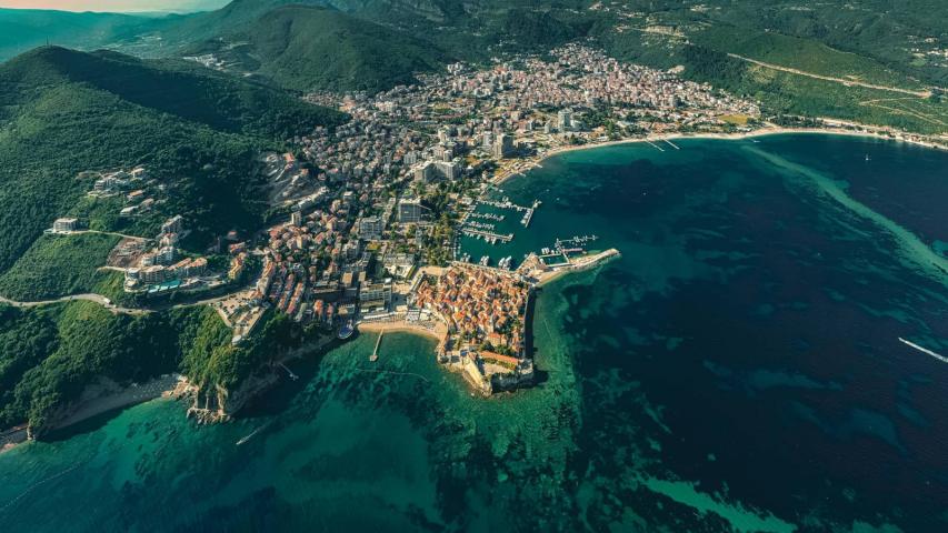 Poslovni prostor sa 5 kancelarija i parking mestom u centru Budve – 205m²