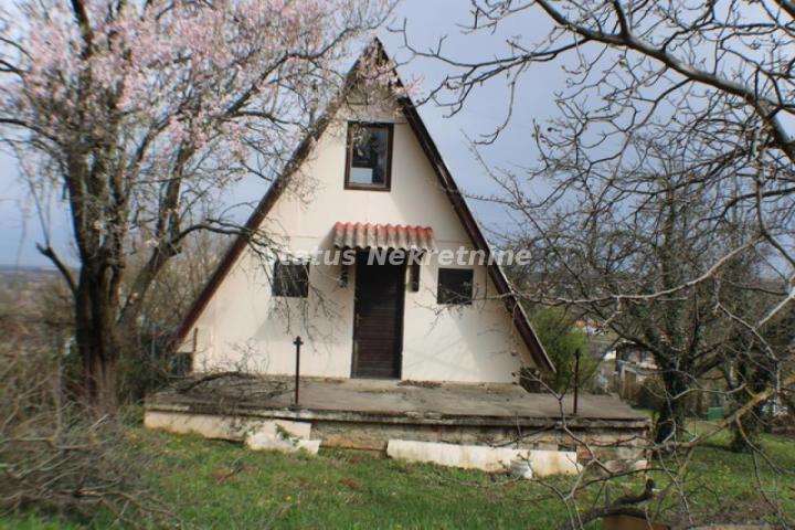 Bocke, kuća na odličnoj lokaciji