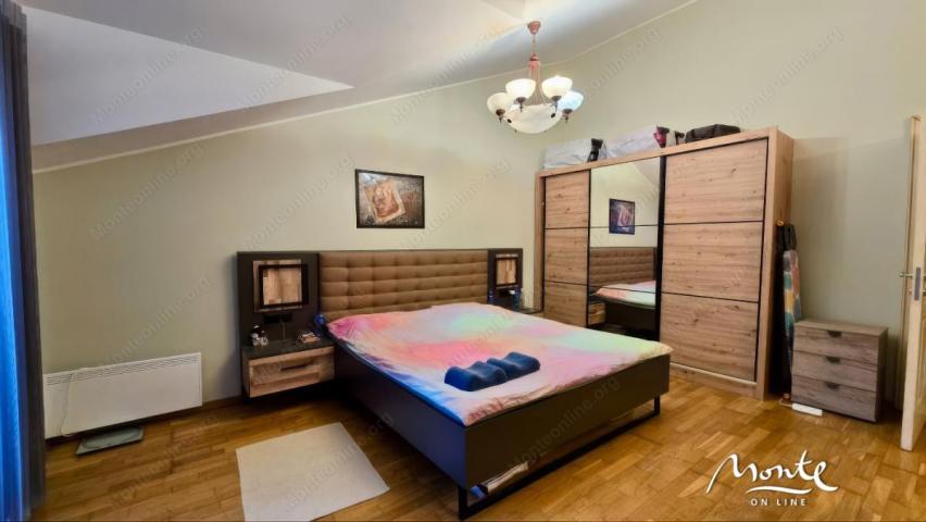 Elegantna gradska kuća sa bazenom i vinogradom u Lastvi Grbaljskoj