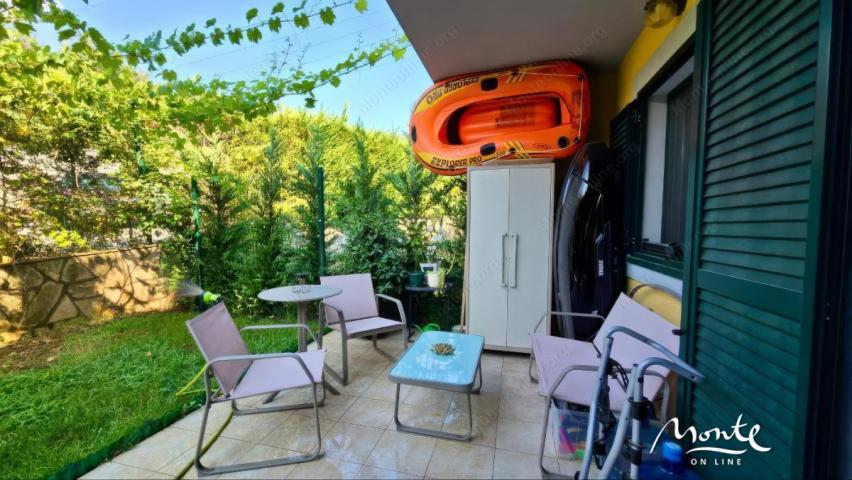 Elegantna gradska kuća sa bazenom i vinogradom u Lastvi Grbaljskoj