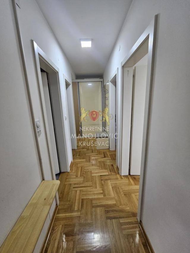 Trosoban stan kod bolnice