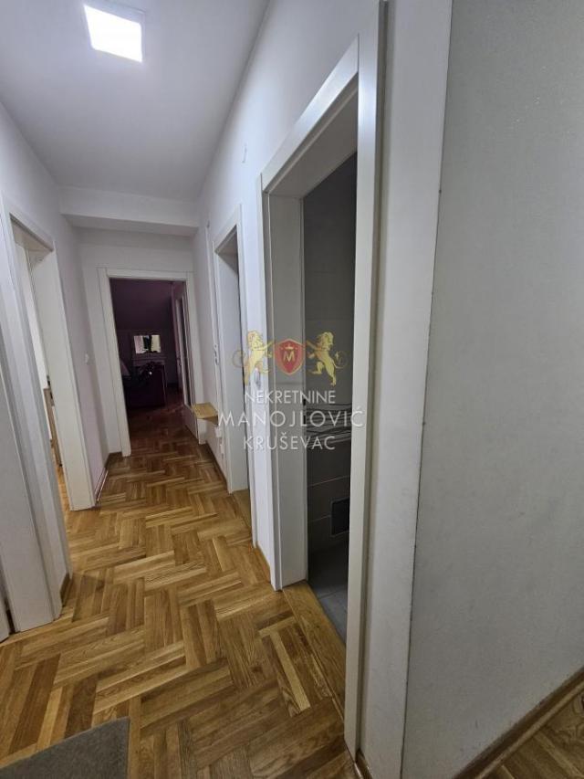 Trosoban stan kod bolnice