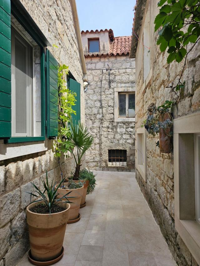 Split, Manuš - tradicionalna dalmatinska kamena kuća