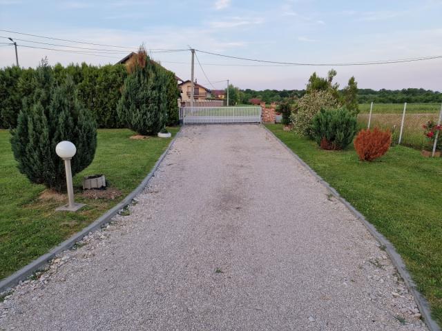 Prodajem porodičnu kuću u Brčkom