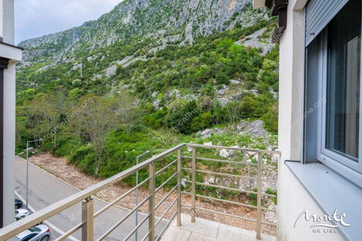 Prostran trosoban stan sa panoramskim pogledom na Bokokotorski zaliv – Dobrota